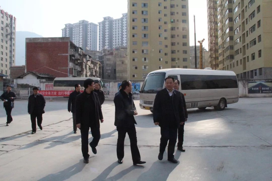 隴南市委常委、常務(wù)副市長(zhǎng)張慶宏、副市長(zhǎng)徐世林、市人大副主任陳榮等一行深入隴運(yùn)集團(tuán)公司武都汽車站開展春節(jié)前走訪慰問活動(dòng)