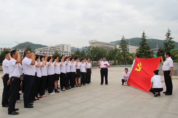 隴運(yùn)集團(tuán)公司黨委開展慶祝建黨97周年“緬懷先烈，砥礪奮進(jìn)”主題黨日活動(dòng)