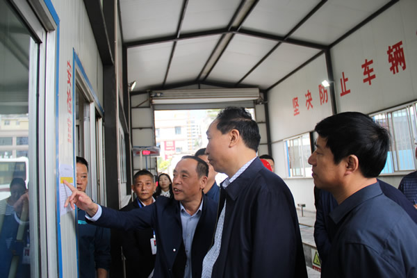 市安委辦主任、安監(jiān)局局長(zhǎng)李永宏一行到隴運(yùn)集團(tuán)公司檢查指導(dǎo)工作