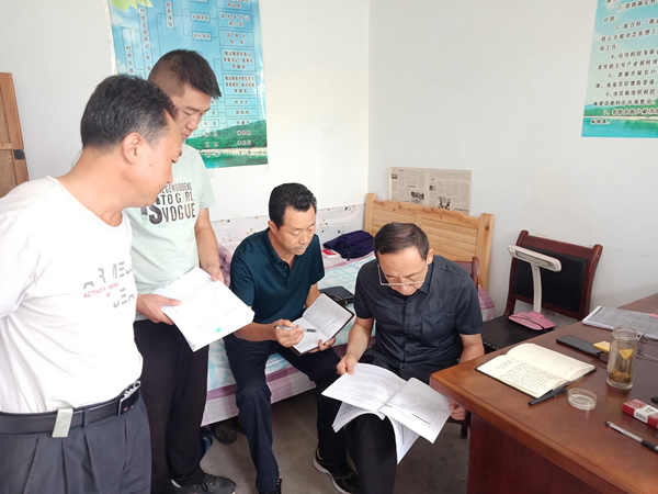 隴運集團(tuán)公司黨委書記、董事長李寅祥深入琵琶鎮(zhèn)寧強(qiáng)村檢查指導(dǎo)幫扶工作
