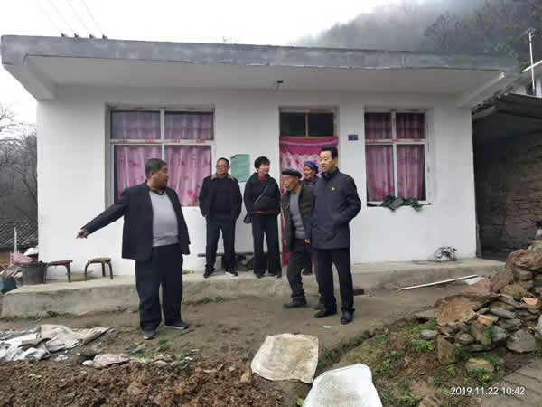 隴運(yùn)集團(tuán)公司開(kāi)展“解難題、辦實(shí)事、送溫暖”主題黨日活動(dòng)
